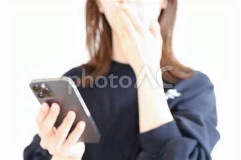 スマホを見て驚く女性 No 25168133｜写真素材なら「写真ac」無料（フリー）ダウンロードok