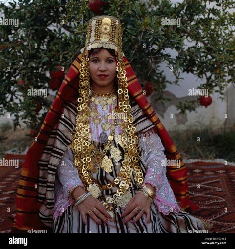 Woman Tunisia Berber Headscarf Hi Res Stock Photography And Images Alamy