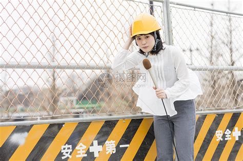 播报建筑工地的女主播高清图片下载 正版图片502092968 摄图网