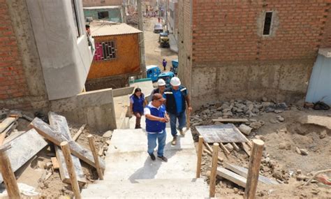 Regidores Supervisan Trabajos De La Obra De Construcci N De Escaleras