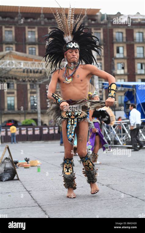 Danzantes Aztecas El Zócalo La Plaza De La Constitución En La Ciudad De México México