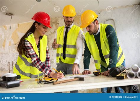 Grupo De Arquitectos Que Trabajan En Un Proyecto Foto De Archivo