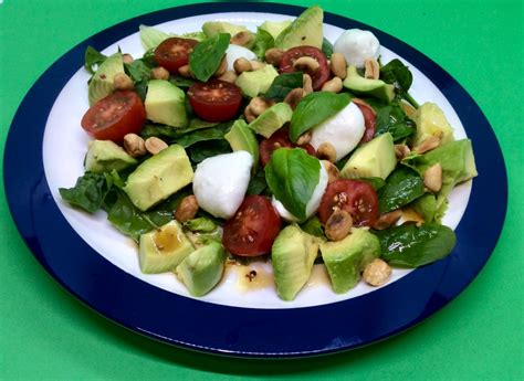 Salada De Tomate Com Mozzarella E Abacate Caçarola Ao Lume