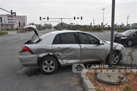 盲目開快車惹的禍 欽州兩轎車相撞車損嚴重 壹讀