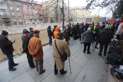 U Sarajevu održani protesti ispred Ambasade Srbije Vučiću šta je