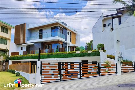 VILLA HOUSE WITH SWIMMING POOL IN VISTAGRANDE TALISAY CEBU