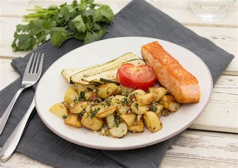 Zalm Met Tomaat Courgette Uit De Oven En Krieltjes Met Amandel Dukkah