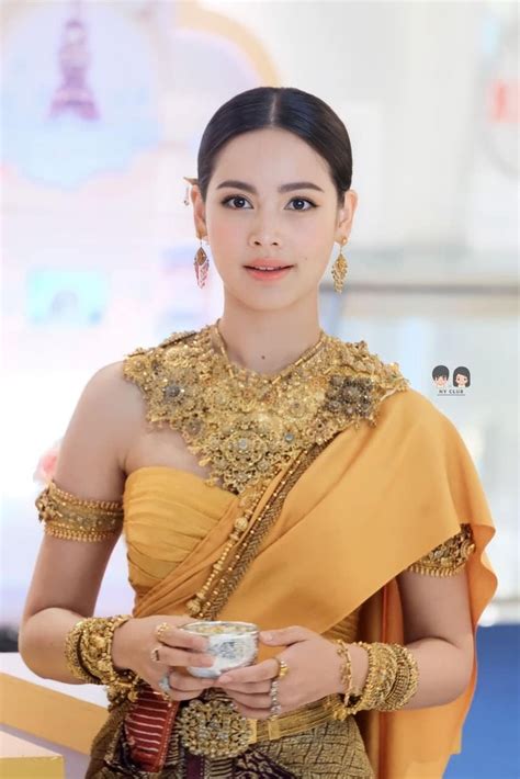 Yaya Urassaya Hóa Nữ Thần Songkran Tiết Lộ Về Nụ Hôn Vai Ngọt Ngào Của Nadech