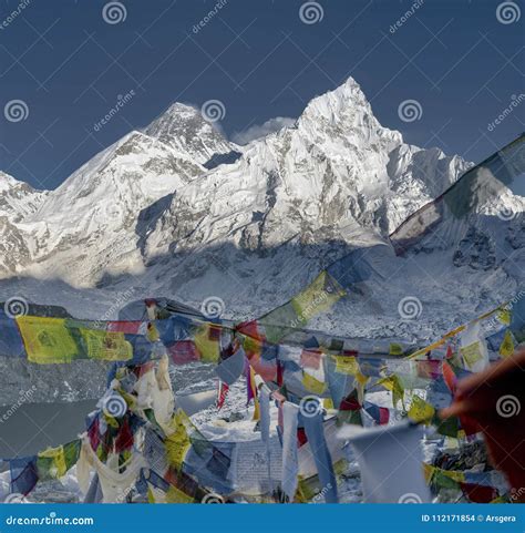 Bandeiras Budistas Coloridas Das Cimeiras De Everest E De Nuptse Foto