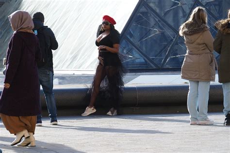 Béret rouge Louvre Paris F Jacques Delaire Flickr