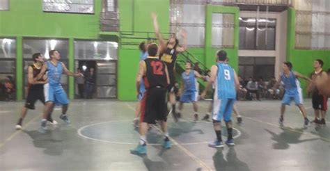 Básquet en el Polideportivo Municipalidad de Dolores