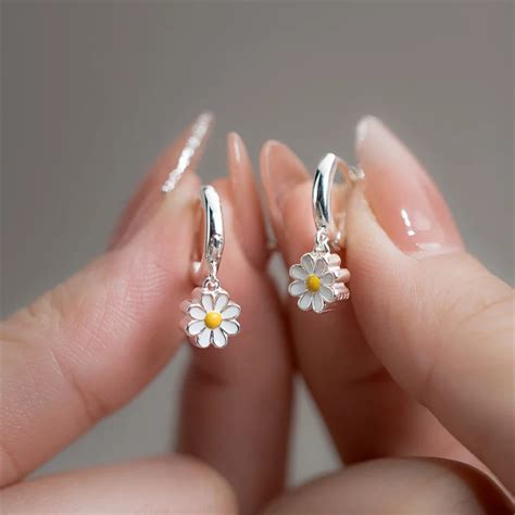 New Daisy Flower Pendant Hoop Earrings For Women Korean Sweet Cute