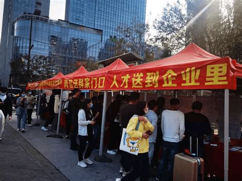 龙岗坂田首场招聘会4000多人应聘，逾千人达成就业意向企业服务求职者