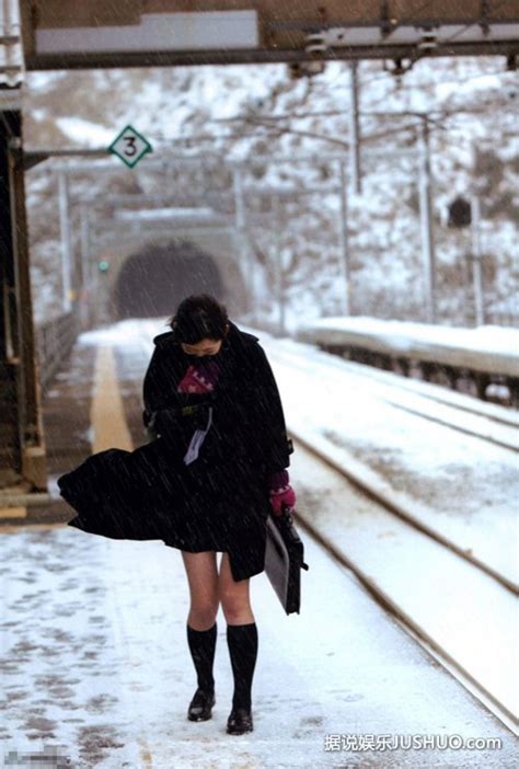 美丽冻人！日本美少女雪天仍穿制服短裙