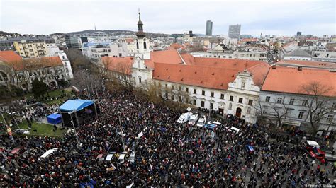 Wieder Massenprotest In Der Slowakei Dw