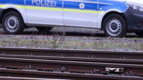 Fast Katastrophe In Bayern Zug Erfasst Vollbesetztes Polizeiauto Auf