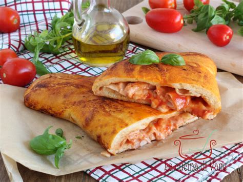 Calzone Al Forno Farcito Con Prosciutto Mozzarella E Pomodoro