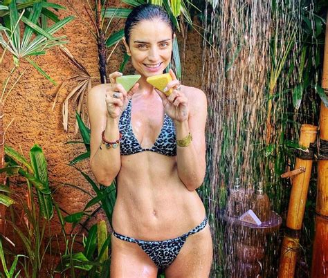 Aislinn Derbez posa en bikini en casa El Siglo de Torreón