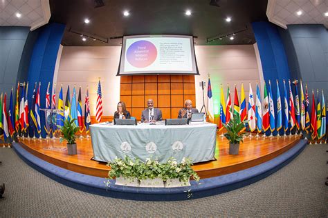 L Deres De La Iglesia Comienzan Las Sesiones De La Junta