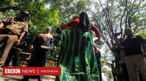 Wajibkan Warga Berbusana Syariat Islam Saat Urus Administrasi Bupati