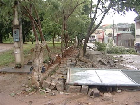 G1 Muro de creche desaba após forte chuva em Vila Velha ES