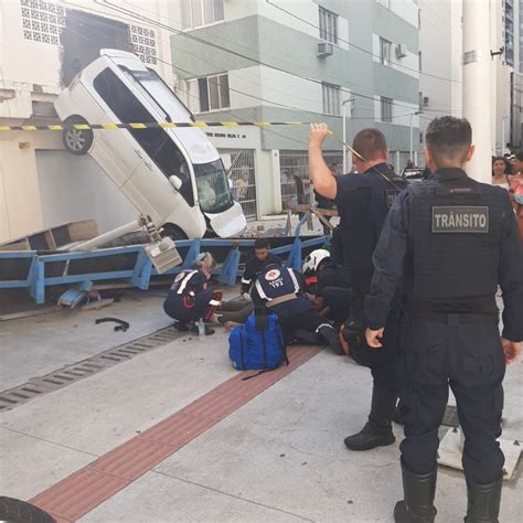 Balneário Camboriú Carro despenca de garagem do edifício Janaína