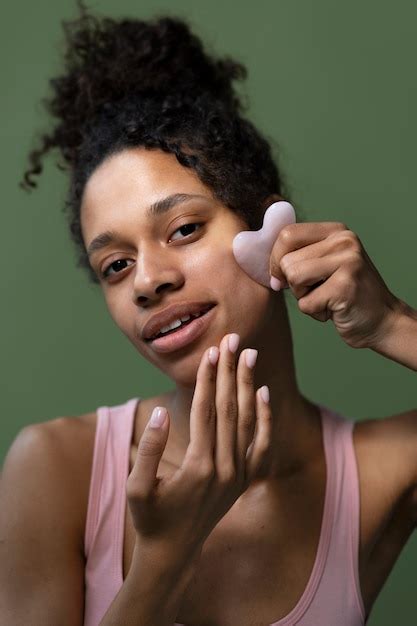 Mujer Sonriente De Tiro Medio Con Gua Sha Foto Gratis