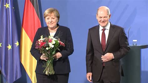 Gelukwensen Voor Olaf Scholz En Bloemen Voor Merkel