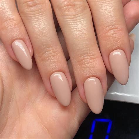 Why Almond Nails Are Trending For 2019 En 2020 Manicura De Uñas Uñas Cromadas