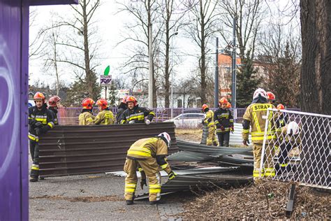 Zerwana Blacha I Podbitka Dachu Drugi Dzie Porywistego Wiatru Osp