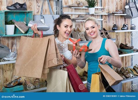 Dos Chicas Sosteniendo Una Bolsa De Compras De Papel En La Tienda