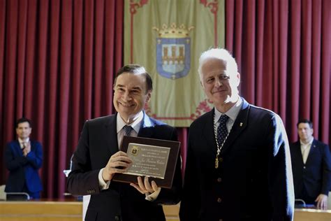 El Periodista Pedro J Ram Rez Recibe La Medalla De Logro O