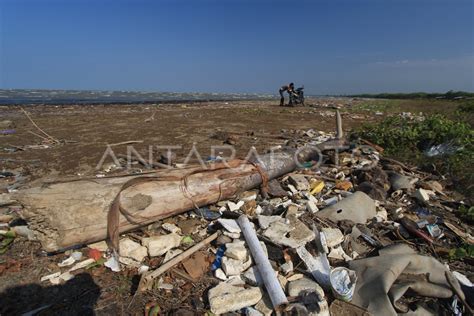 Sampah Menumpuk Di Pantai Antara Foto