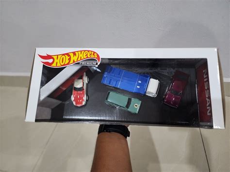 Hot Wheels BOX SET NISSAN GARAGE Hobbies Toys Collectibles Memorabilia Vintage