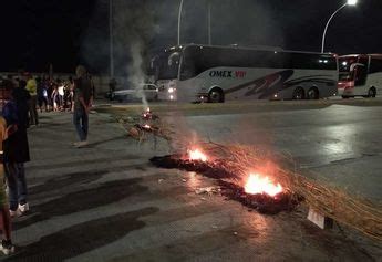 Gómez Palacio Vecinos de colonia Casa Blanca bloquean carretera