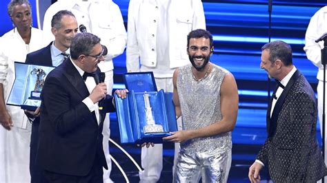 Mengoni Vince La Serata Delle Cover Applausi Per Il Monologo Di Chiara