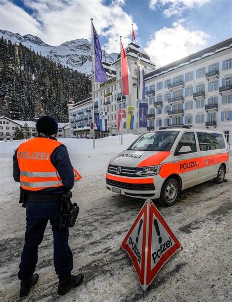 Il cameriere positivo fuggito da St Moritz ora è nei guai per epidemia