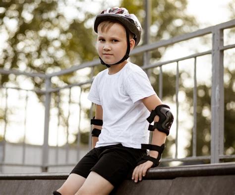 Mignon Enfant Gar On Enfant Dans Un Casque Assis Dans Une Zone Sp Ciale