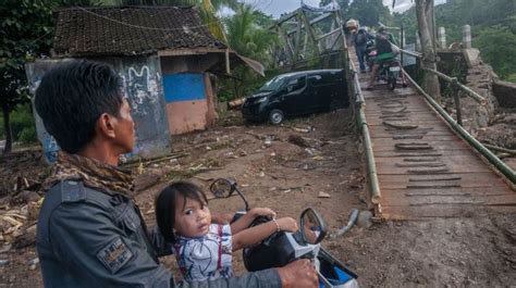 Diterjang Banjir Jembatan Di Lebak Banten Rusak Parah