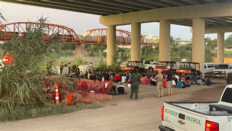 Exclusive Photos 1 500 Migrants Cross Into Texas Border Town In 6 Hours