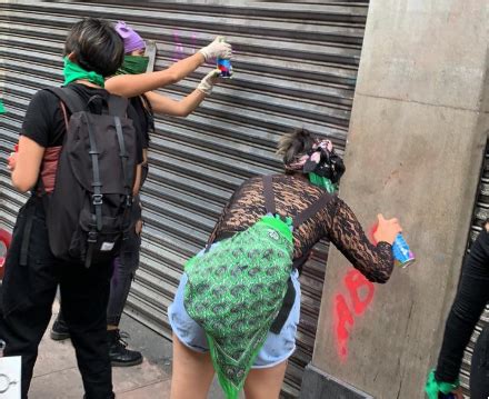 Encapuchadas Realizan Pintas Y Quemas Durante Marcha Para Exigir La