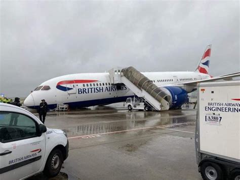 英国航空一架波音787前轮坍塌 飞机一头趴在地上 航空要闻 资讯 航空圈