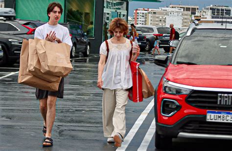 Fernanda Torres Faz Rara Apari O Ao Lado Do Filho Em Dia De Compras No Rj