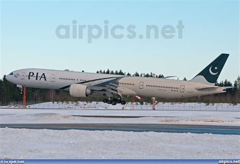 Ap Bhw Boeing 777 300er Pakistan International Airlines