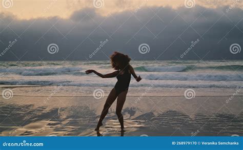 Menina Dan Ando Praia Escurid O No Ver O Corpo Em Movimento Filme