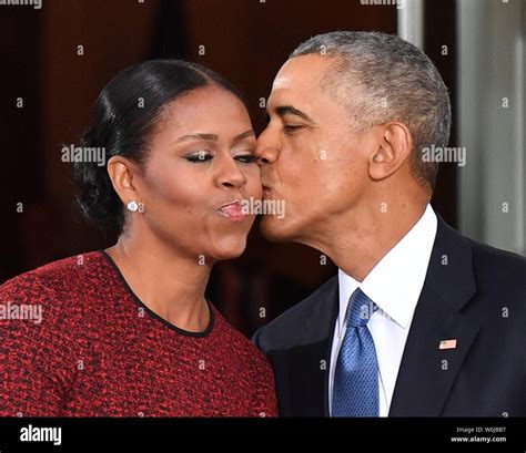 Michelle Obama And Barack Obama Kissing 2022