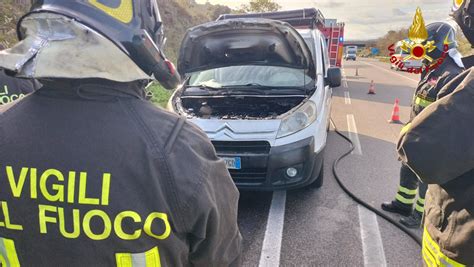 Paura Alle Porte Di Nuoro Furgone Prende Fuoco Durante La Marcia