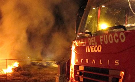 Tragedia In Una Baraccopoli In Campania Divampa Incendio C Un Morto