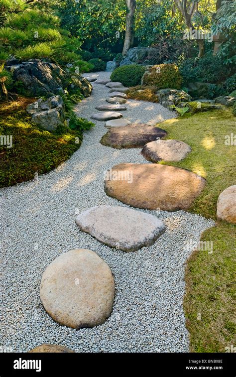 Japanese garden path hi-res stock photography and images - Alamy