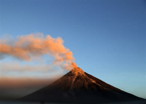 Filipiny Trwa Erupcja Wulkanu Mayon Wiadomo Ci